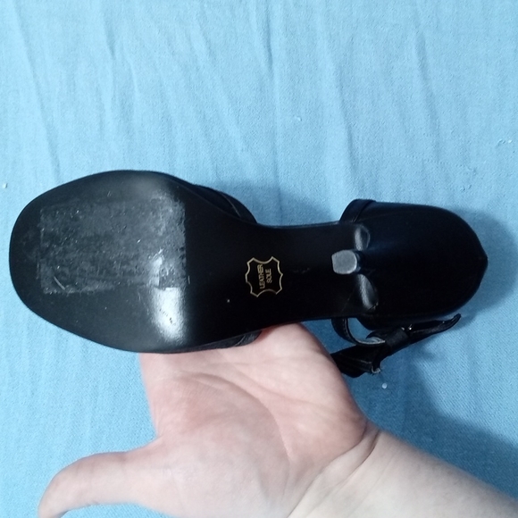 Black square toe Steve madden heels. Like new. - Picture 3 of 4